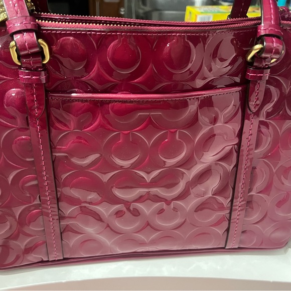 COPY - NWT Coach Peyton Op Art Embossed Patent Double Zip Carryall 24607 Passio… - Picture 7 of 9